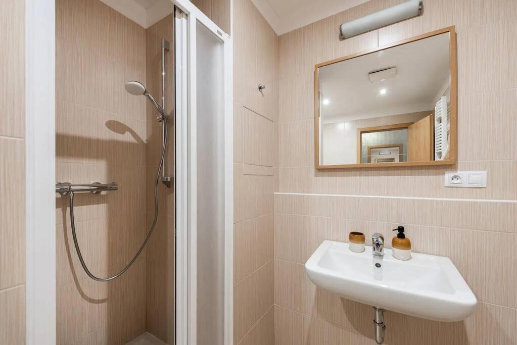 Apartment W/ Free Garage Parking 布拉格 外观 照片